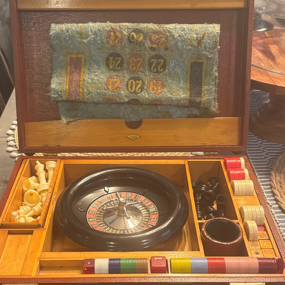 1940's vintage ClassicRoulette, dice poker and Chess Set